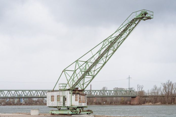 curated-harbour-crane-port 20230314 Port crane Mainz 01