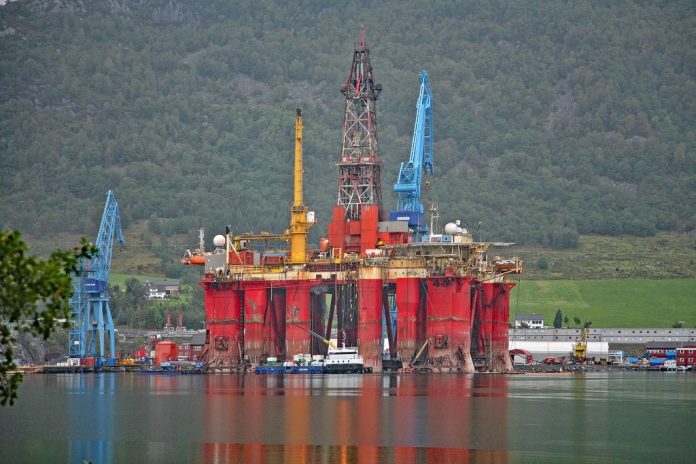 00 3783 Oil and gas platform in Norway